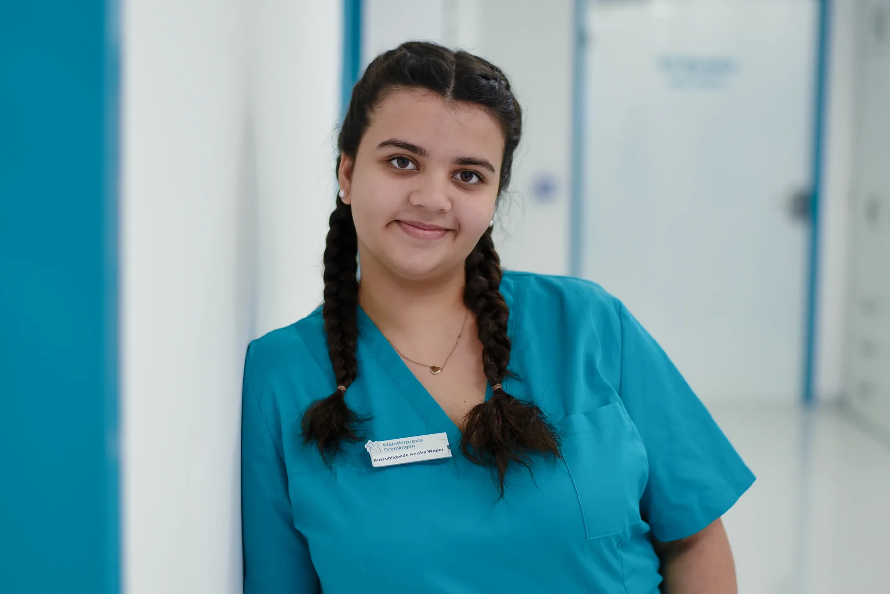 Porträt von Anisha Weper, Auszubildende zur Tiermedizinischen Fachangestellten der Kleintierpraxis Cremlingen