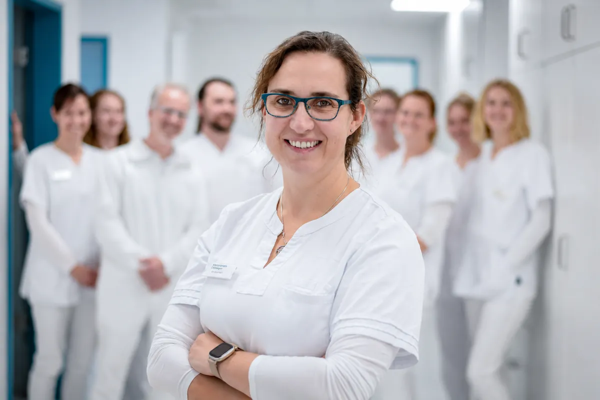 Porträt Dr. Katja Häusler, Inhaberin der Kleintierpraxis Cremlingen, lächelnd mit blauer Brille.